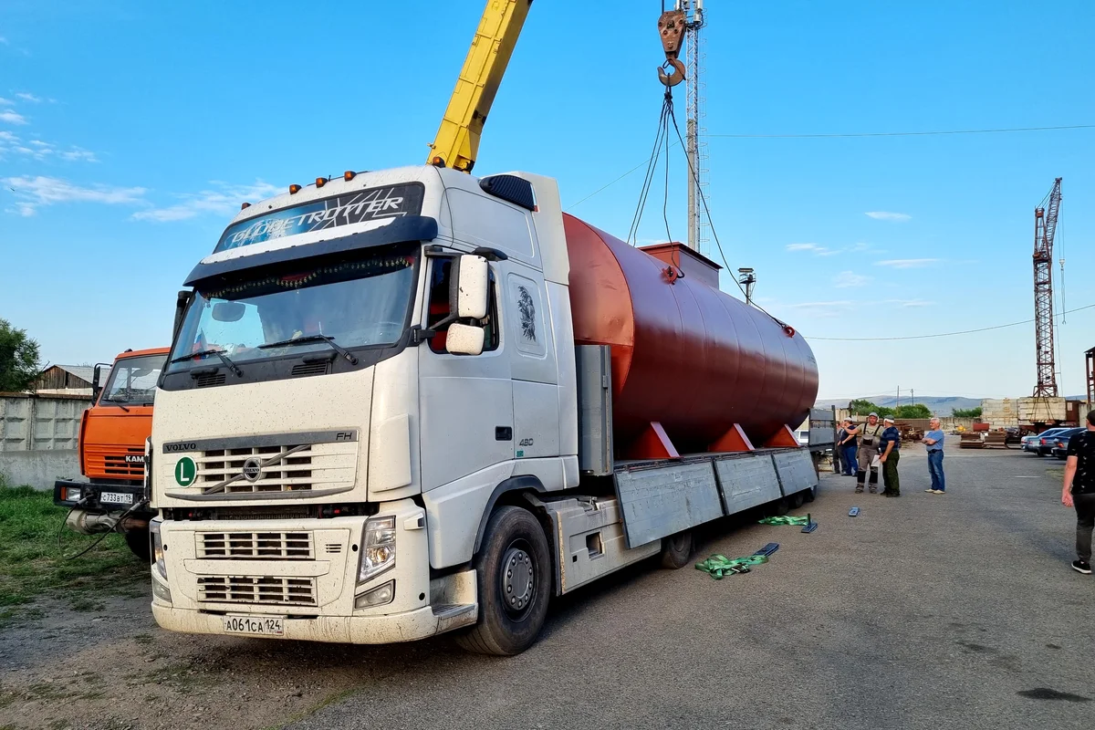 Погрузка резервуара на автомобильный транспорт